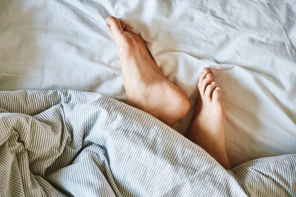 Conceito Manhã Mulher Dormindo Cama Pernas Femininas Nuas Sob Cobertor — Fotografia de Stock