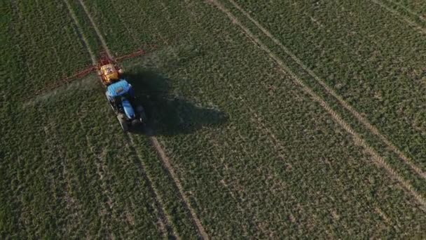 Landbouwtrekkers Die Kunstmest Pesticiden Sproeien Landbouwgebied Voor Een Goede Oogst — Stockvideo