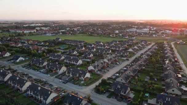 Micul Peisaj Urban European Vedere Aeriană Asupra Cartierului Rezidențial Seara — Videoclip de stoc