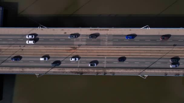 Drone Survolant Des Voitures Déplaçant Travers Pont Sur Rivière Odra — Video