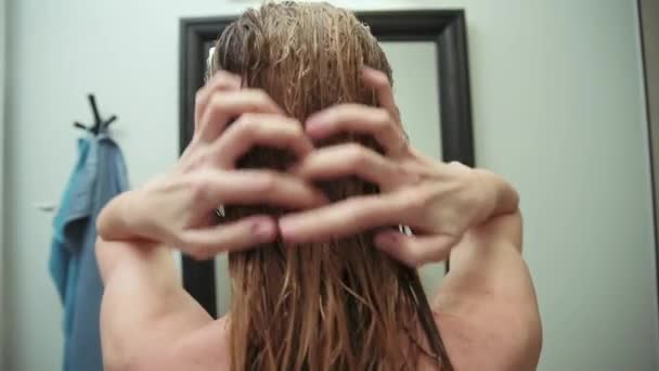 Kobieta Prysznicu Masuje Głowę Łazience Kobieta Nakłada Odżywkę Włosów — Wideo stockowe