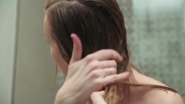 Woman massage hair in bathroom — Stock Video