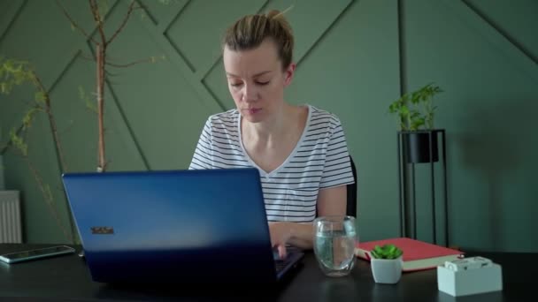 Femme travaillant à distance au bureau à domicile avec ordinateur portable — Video