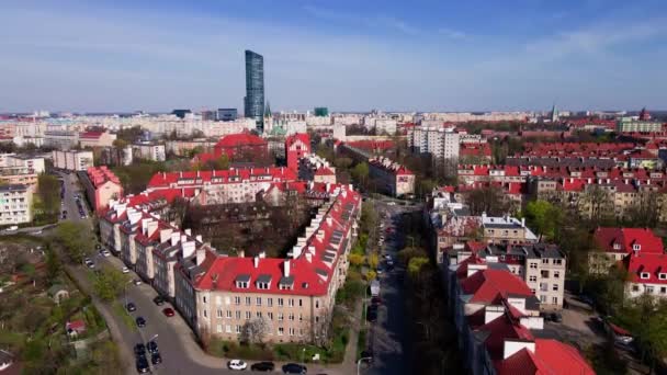 Panorama Wrocławia, widok z powietrza. Pejzaż miejski współczesnego europejskiego miasta — Wideo stockowe