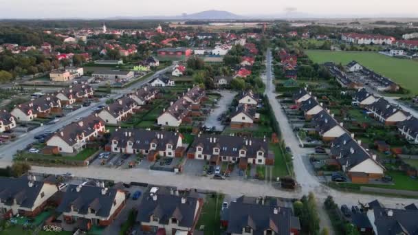 Luchtfoto van kleine Europese stad met moderne woonwijk buitenwijk — Stockvideo