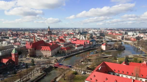 Panorama Wrocławia, widok z powietrza. Pejzaż miejski współczesnego europejskiego miasta — Wideo stockowe