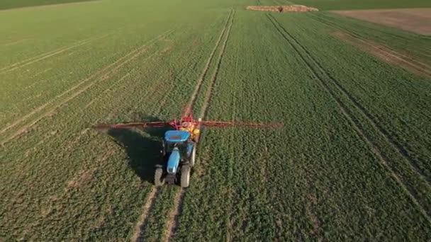 Tractorsproeimeststof op landbouwgebied, vanuit de lucht bekeken — Stockvideo