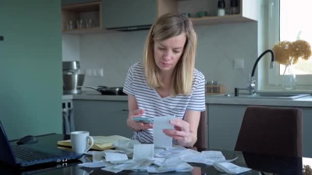 Γυναίκα υπολογισμό του λογαριασμού πληρωμών στην κουζίνα — Αρχείο Βίντεο