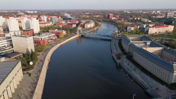Wroclaw πανόραμα με γέφυρα αυτοκινήτων πάνω από τον ποταμό Odra, εναέρια άποψη — Αρχείο Βίντεο