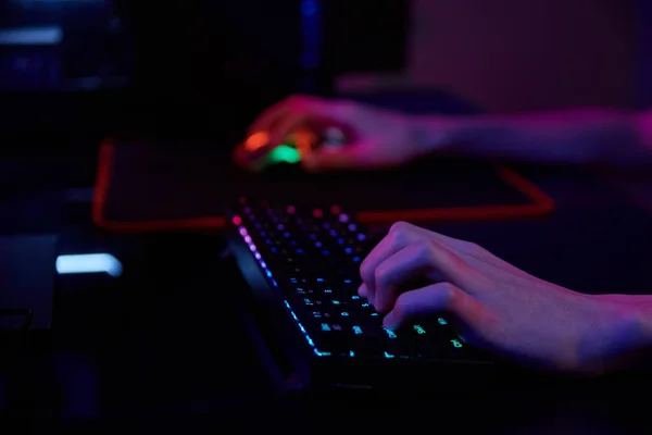 Gamer jogar jogo de computador, use rgb neon colorido teclado — Fotografia de Stock