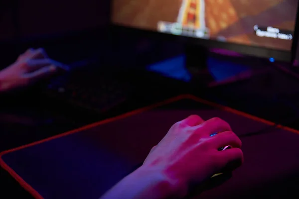 Gamer jogar jogo de computador, use rgb neon colorido teclado — Fotografia de Stock