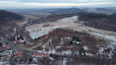 Dağlar yakınındaki köyünün havadan görünümü