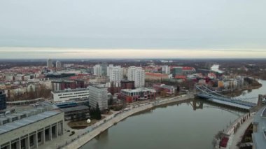Odra nehri üzerinde araba köprüsü olan Wroclaw panoraması, hava manzarası.