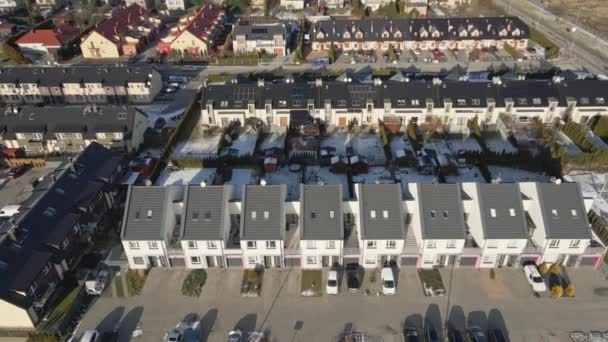 Flygfoto över liten europeisk stad med moderna bostadsområde förorten — Stockvideo