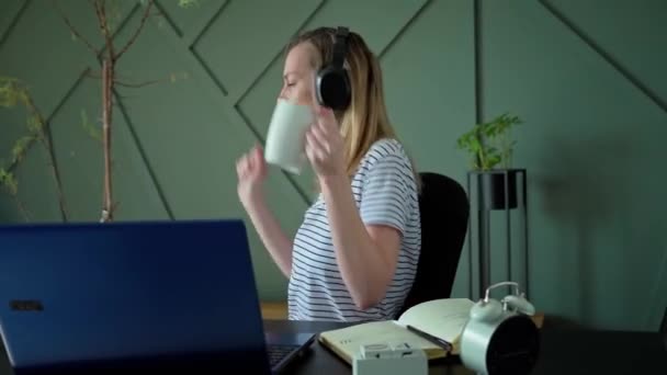 自宅のオフィスでの快適な仕事、職場で踊る女性 — ストック動画