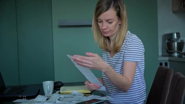 Mujer calculando factura de pago en cocina — Vídeo de stock