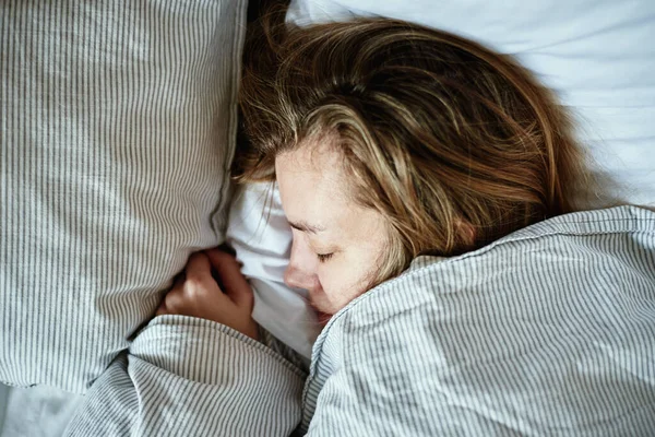 Mulher dormindo na cama — Fotografia de Stock