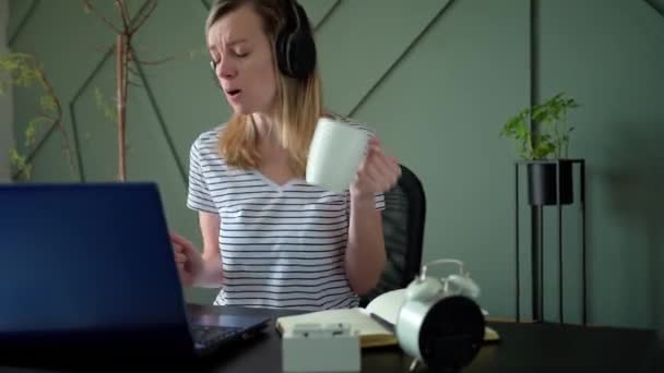 Travail confortable au bureau à la maison, femme dansant au travail — Video