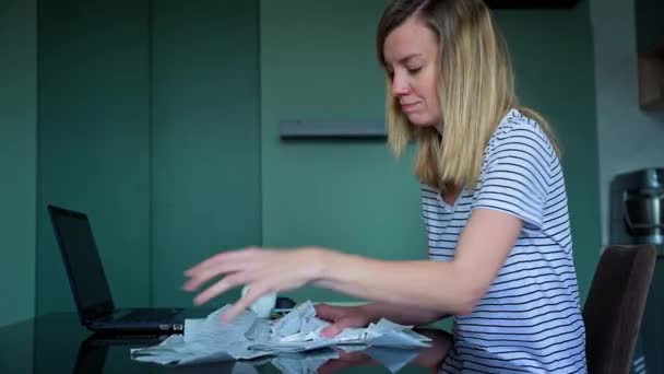 Vrouw berekent betaling factuur in de keuken — Stockvideo