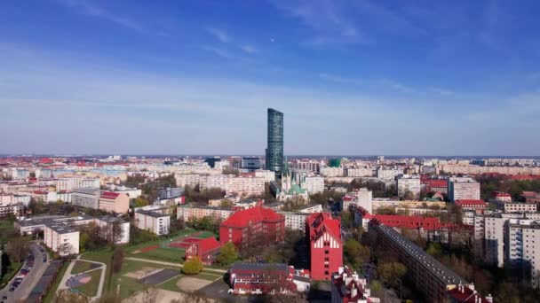 Panorama de Wroclaw, vista aérea. Paisaje urbano de la ciudad europea moderna — Vídeos de Stock