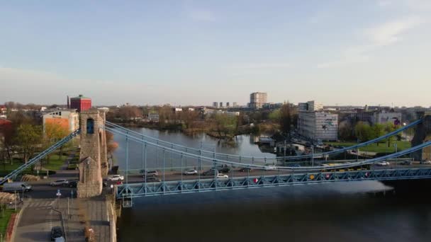 Wroclaw panorama avec pont de voiture sur la rivière Odra, vue aérienne — Video