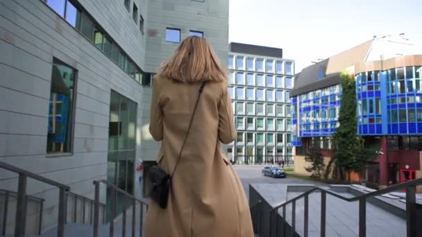 Mujer camina en la calle de la ciudad y el uso de smartphone — Vídeos de Stock
