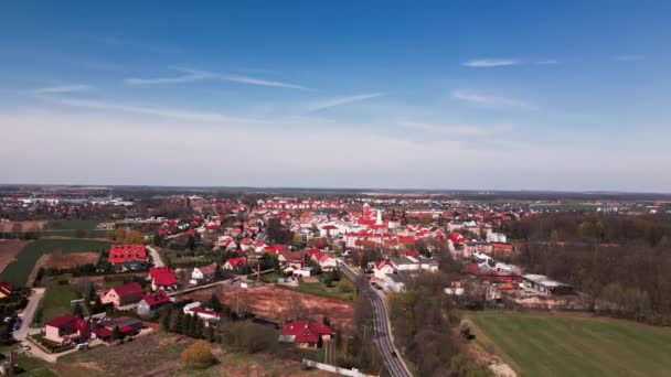 Luchtfoto van de kleine Europese stad, Voorstad panorama — Stockvideo