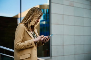Beyaz kadın şehir caddesinde akıllı uyuşturucu kullanıyor.