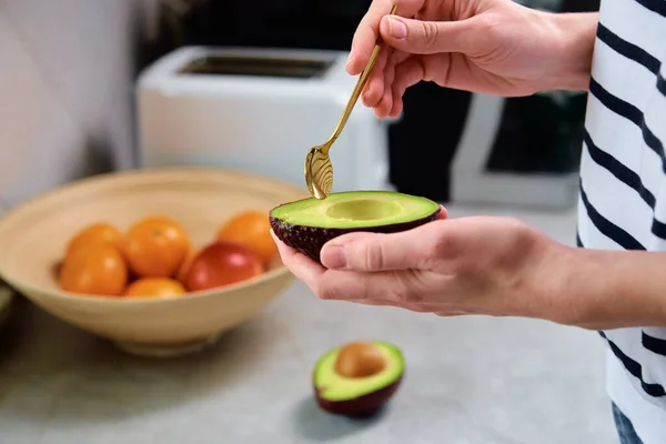 Aguacate maduro en manos de mujer, Desayuno saludable —  Fotos de Stock