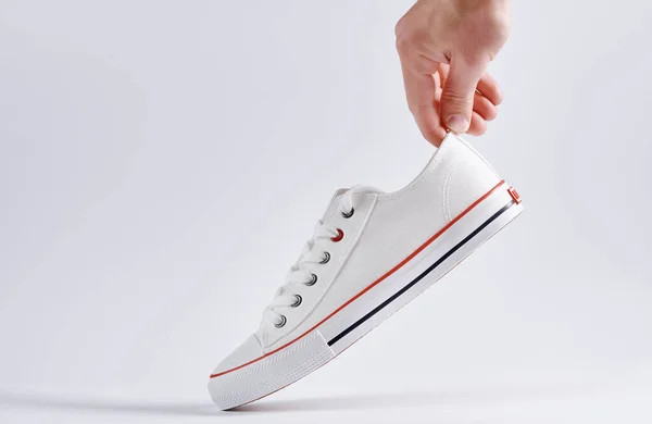 Casual sneakers på vit bakgrund, kreativ minimalism — Stockfoto