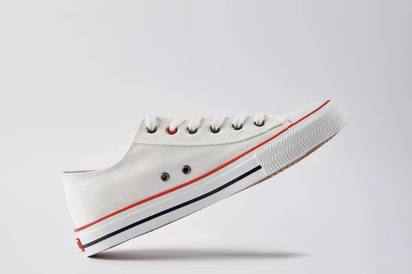 Casual sneakers på vit bakgrund, kreativ minimalism — Stockfoto