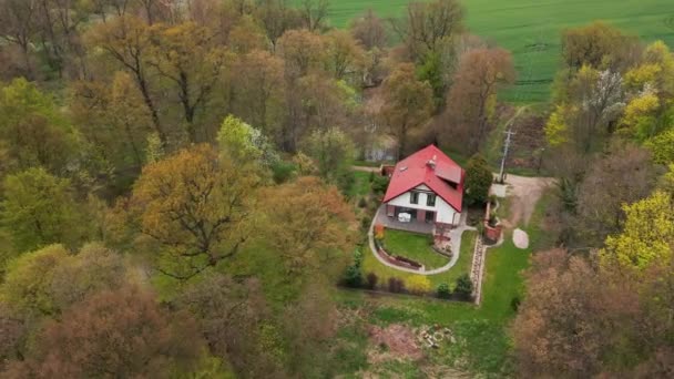 Letecký pohled na samotný dům v přírodě — Stock video