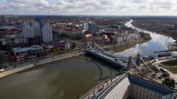 Панорама Вроцлава з автомобільним мостом через річку Одра. — стокове відео