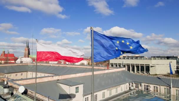 Machanie flagą polityczną i flagą Unii Europejskiej na budowaniu — Wideo stockowe