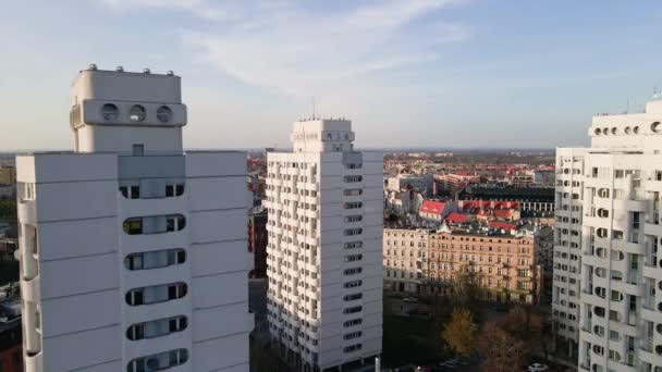 Modernt bostadsområde i Wroclaw stad, antenn utsikt — Stockvideo