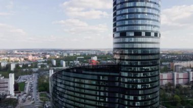 Büyük pencereli modern ofis binasının havadan görünüşü