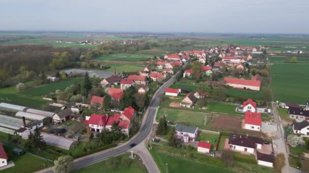 Widok z lotu ptaka na małą wioskę pozamiejską w Europie — Wideo stockowe