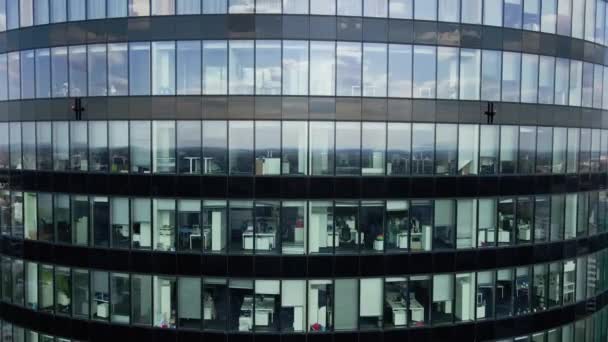 Luchtfoto van modern kantoorgebouw met grote ramen — Stockvideo