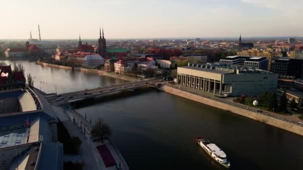 Vratislavské panorama s mostem přes řeku Odru, letecký pohled — Stock video