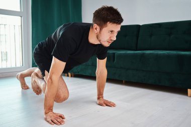 Adam evde spor yapıyor.