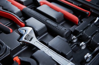 Siyah arkaplanda onarım ve bakım için araç kümesi