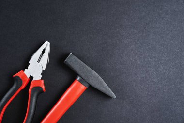 Siyah arkaplanda onarım ve bakım için araç kümesi