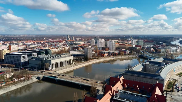 오드라 강을 가로지르는 자동차 다리가 있는 Wroclaw panorama, airview — 스톡 사진