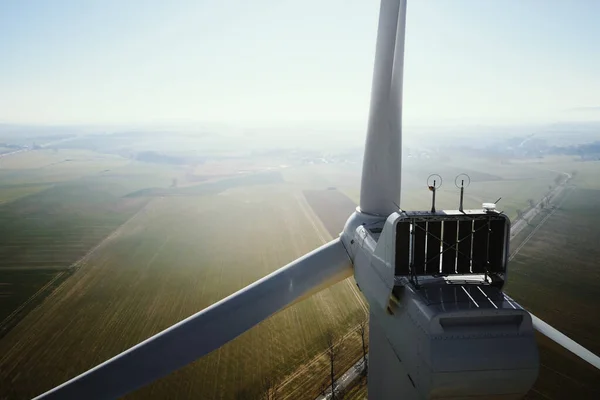 Flygfoto över en del av väderkvarnen turbin på landsbygden, Grön energi — Stockfoto