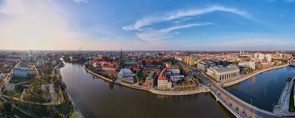 Вроцлавская панорама с автомобильным мостом через реку Одру, вид с воздуха — стоковое фото