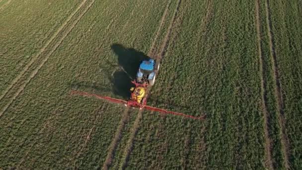 Trattore spray fertilizzante sul campo agricolo, vista aerea — Video Stock