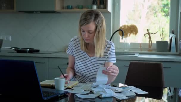 Mulher calculando conta de pagamento na cozinha — Vídeo de Stock