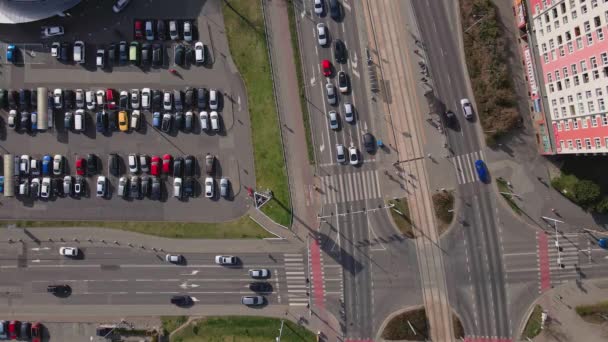 Crocevia in città con auto in movimento, vista aerea — Video Stock