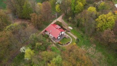 Doğadaki yalnız evin havadan görünüşü