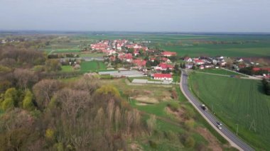 Avrupa 'daki küçük kentsel olmayan köyün havadan görünüşü